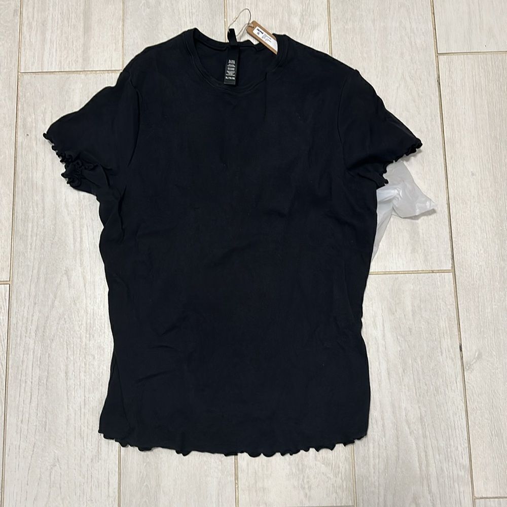 NWT skims black pointlette logo tee XL